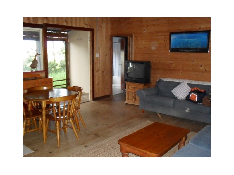 31 Calm Waters Cres, Macleay Island QLD 4184
