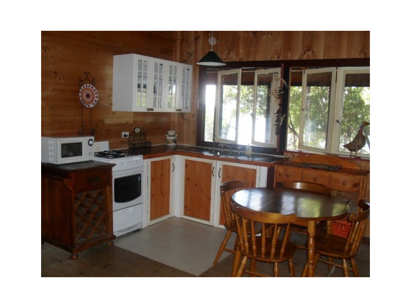31 Calm Waters Cres, Macleay Island QLD 4184