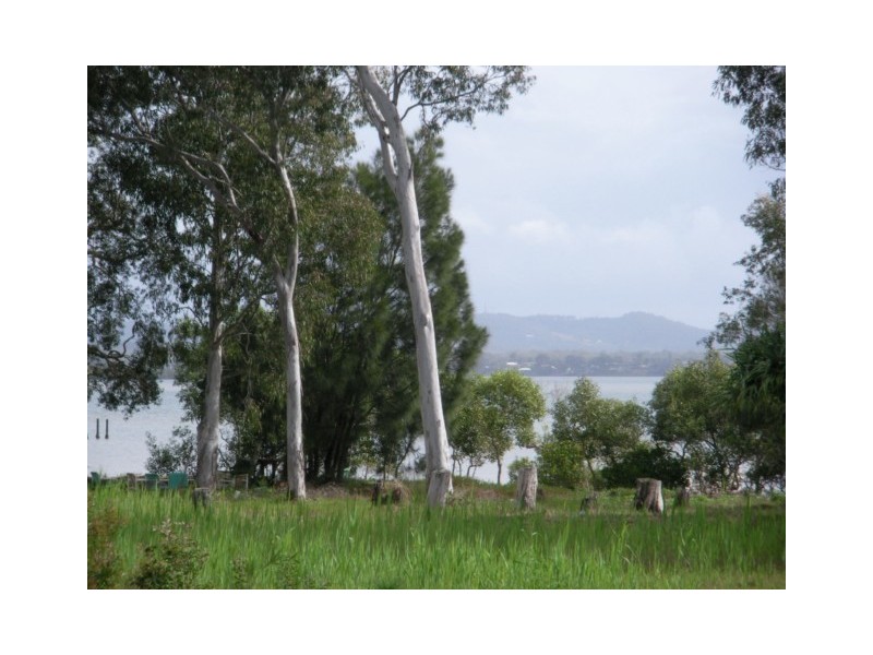 54 COAST RD, Macleay Island QLD 4184