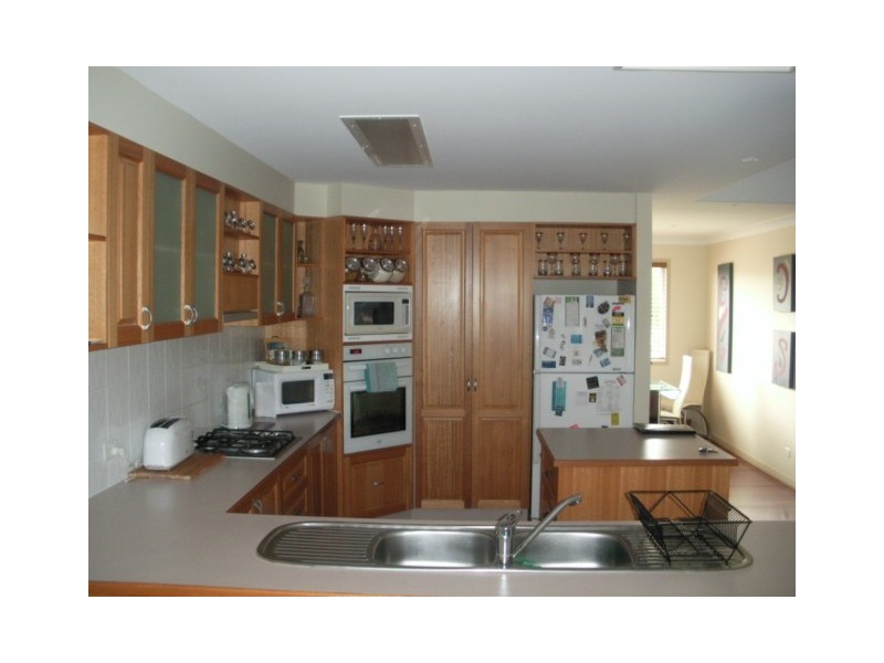 16 Eastbourne St, Macleay Island QLD 4184