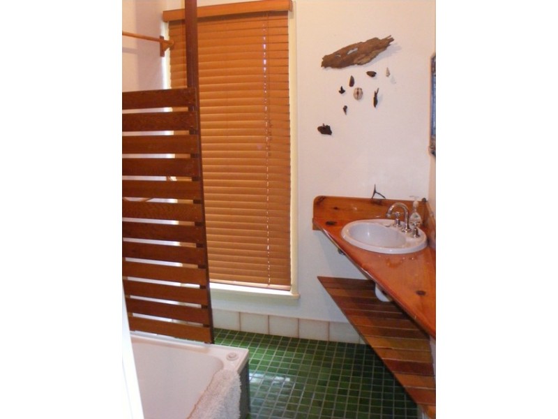 35 Jan St, Macleay Island QLD 4184