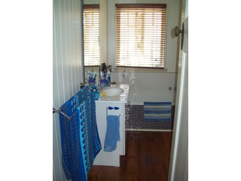 21-23  Columbia  Street, Macleay Island QLD 4184