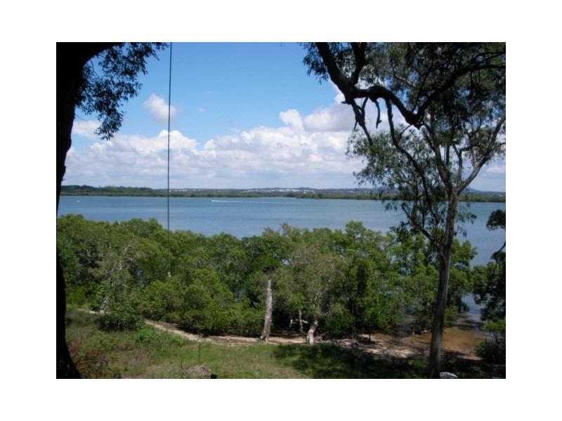 15 COAST RD, Macleay Island QLD 4184
