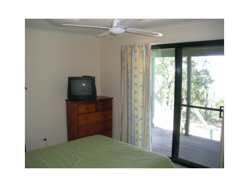 15 COAST RD, Macleay Island QLD 4184