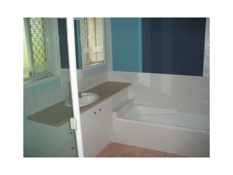 16  CALM WATERS CRES, Macleay Island QLD 4184