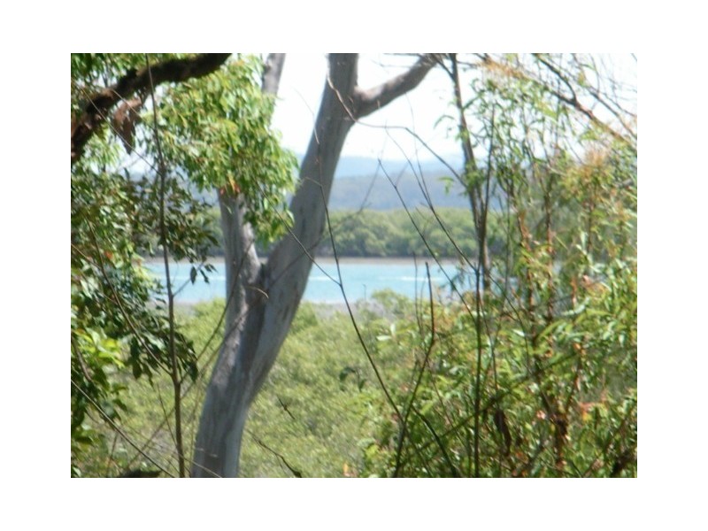 32 CHARLES TCE, Macleay Island QLD 4184