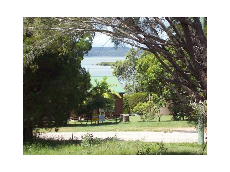 18 Weeroona Avenue, Macleay Island QLD 4184