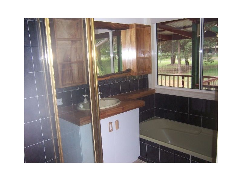 8 Vine Street, Macleay Island QLD 4184