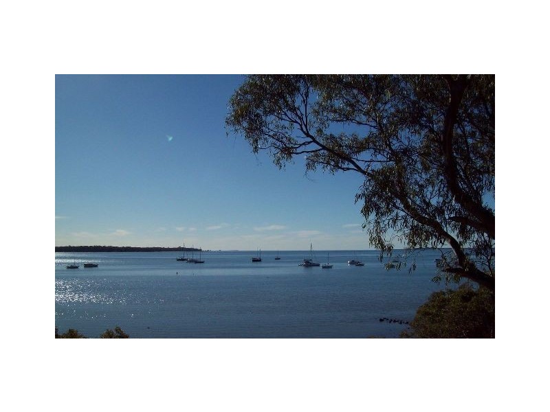 26 Kim Crescent, Macleay Island QLD 4184