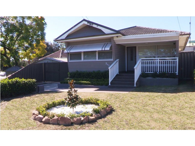 207 Henry Lawson Drive, Georges Hall NSW 2198
