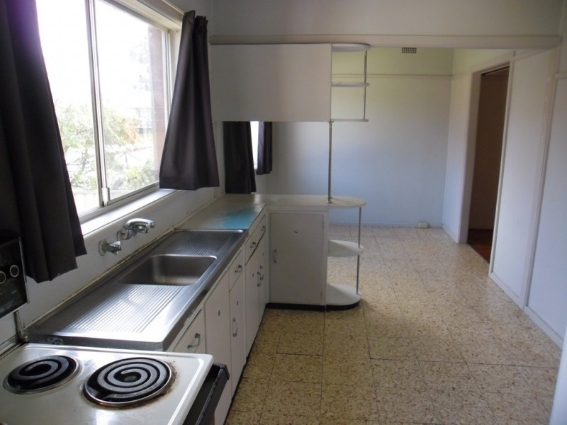 8 Hilltop Ave, Blacktown NSW 2148