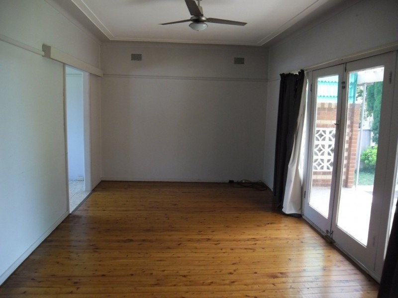 8 Hilltop Ave, Blacktown NSW 2148