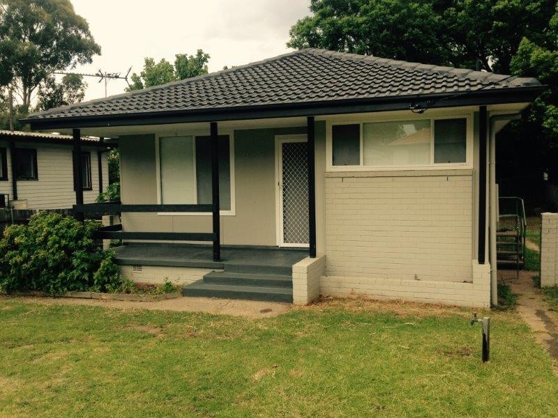 60 Lucena Crescent, Lethbridge Park NSW 2770