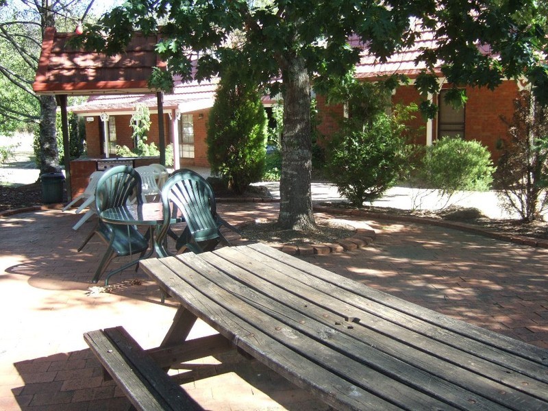 U1 and 2 Tudor Village, Racecourse Rd, Bright VIC 3741