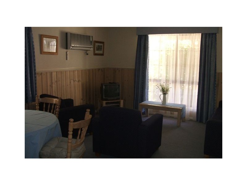 U1 and 2 Tudor Village, Racecourse Rd, Bright VIC 3741