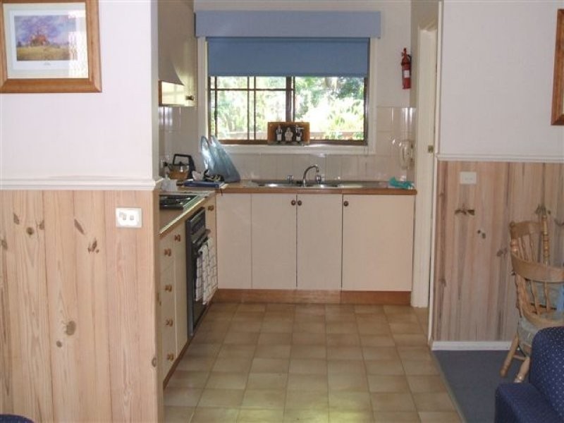 Unit 2 Tudor Village, Racecourse Rd, Bright VIC 3741