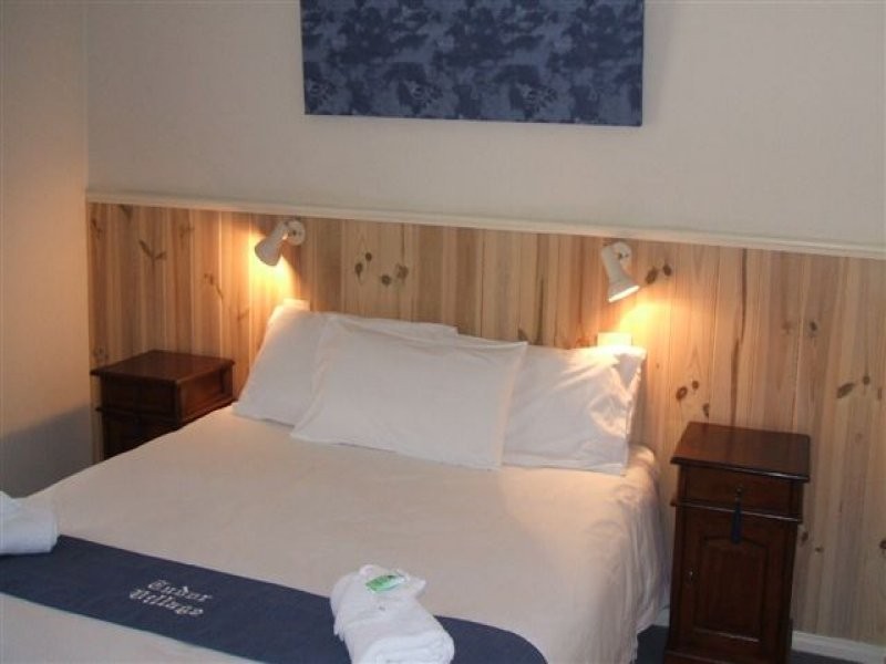 Unit 2 Tudor Village, Racecourse Rd, Bright VIC 3741