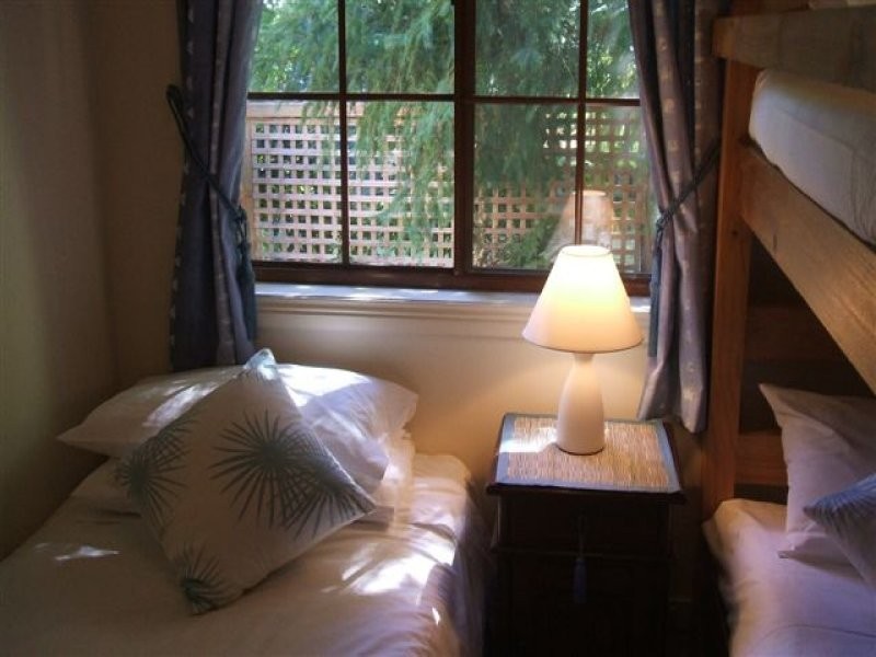 Unit 2 Tudor Village, Racecourse Rd, Bright VIC 3741