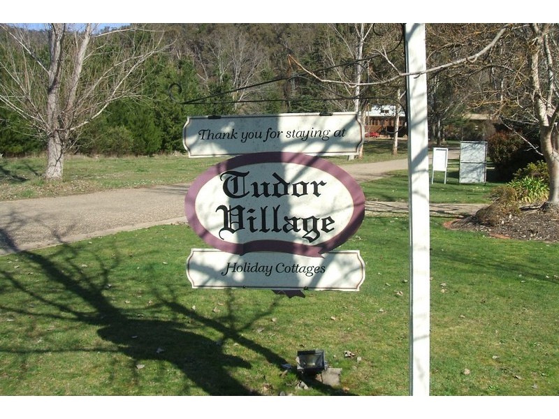 Unit 2 Tudor Village, Racecourse Rd, Bright VIC 3741