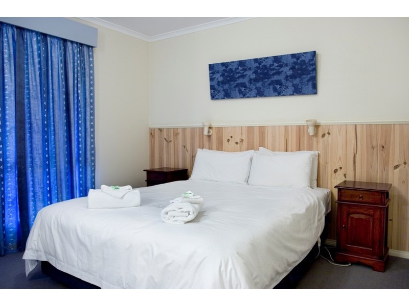 Unit 2 Tudor Village, Racecourse Rd, Bright VIC 3741