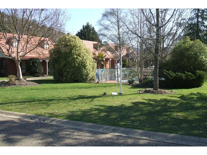 Unit 2 Tudor Village, Racecourse Rd, Bright VIC 3741