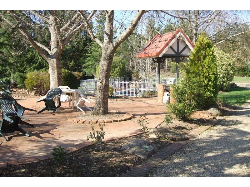 Unit 2 Tudor Village, Racecourse Rd, Bright VIC 3741