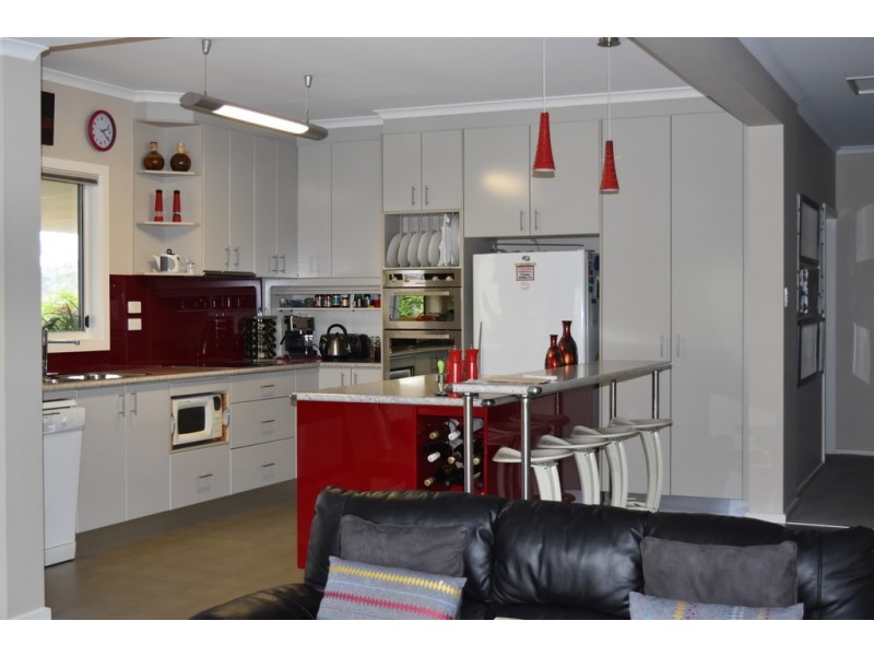 7377 Great Alpine Road, Bright VIC 3741