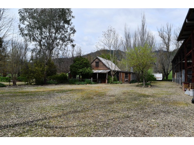 7377 Great Alpine Road, Bright VIC 3741