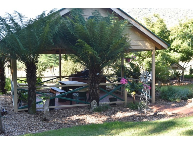 606 Morses Creek Road, Wandiligong VIC 3744
