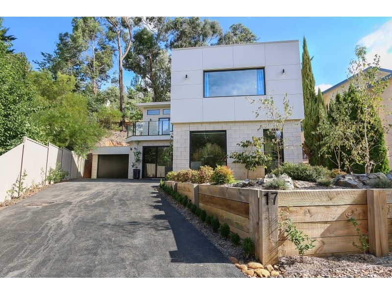 17 Kilfinan Crescent, Bright VIC 3741