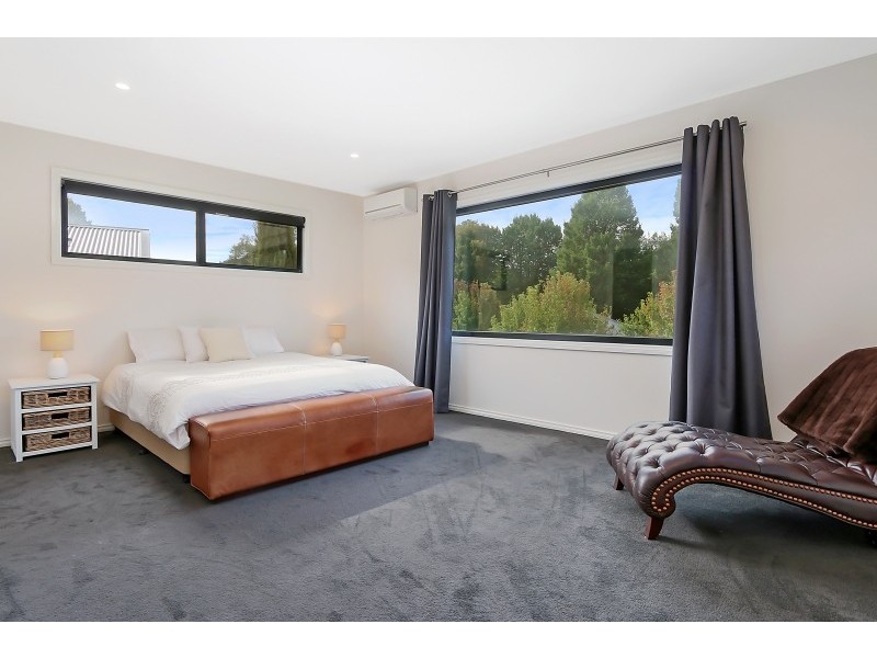 17 Kilfinan Crescent, Bright VIC 3741