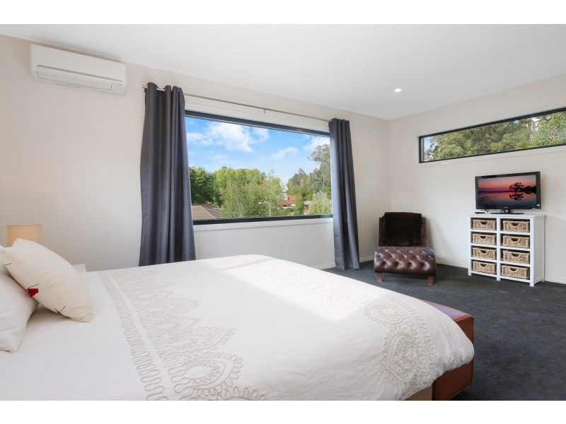 17 Kilfinan Crescent, Bright VIC 3741