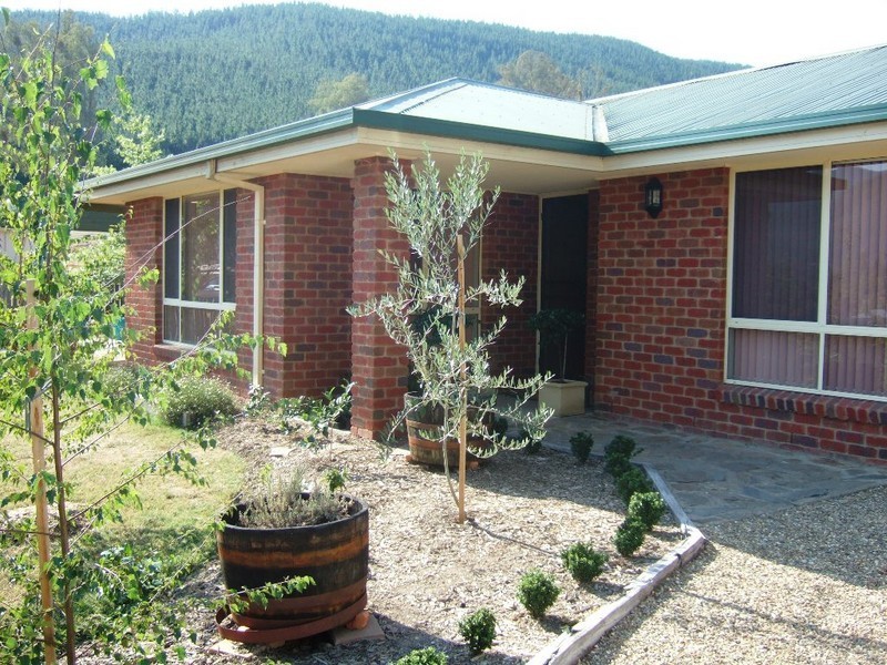 19 Mt Porepunkah Road Bright, Bright VIC 3741