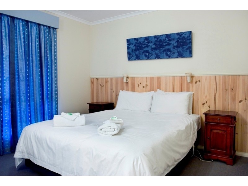 Unit 1 and 2 Tudor Village, 1-5 Racecourse Rd, Bright VIC 3741