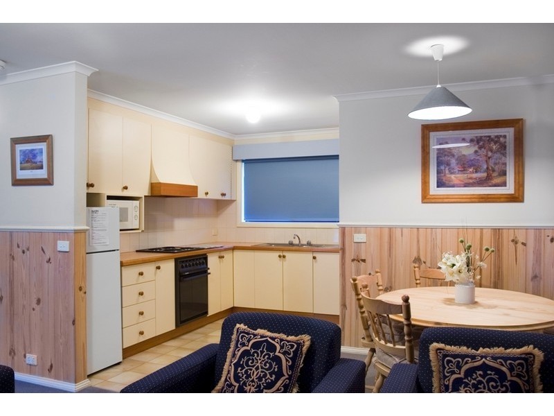 Unit 1 and 2 Tudor Village, 1-5 Racecourse Rd, Bright VIC 3741