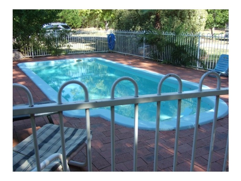Unit 1 and 2 Tudor Village, 1-5 Racecourse Rd, Bright VIC 3741
