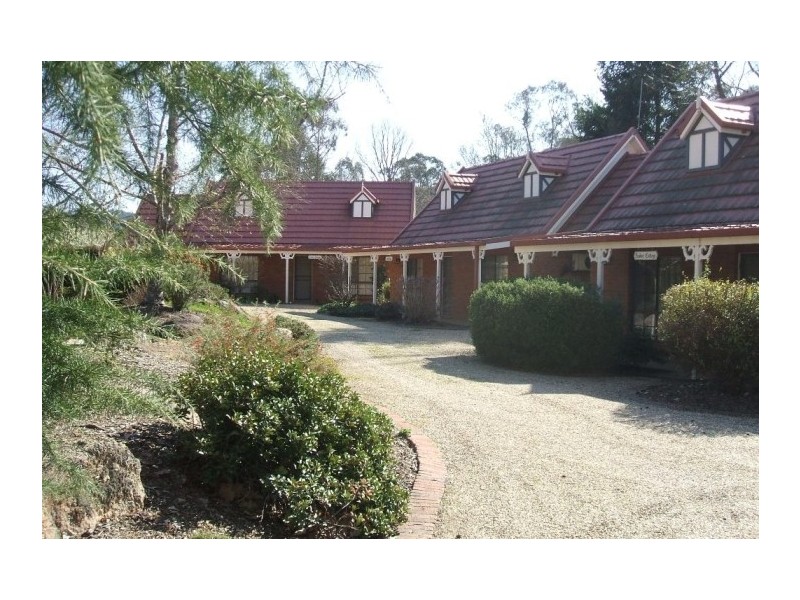 Unit 1 and 2 Tudor Village, 1-5 Racecourse Rd, Bright VIC 3741