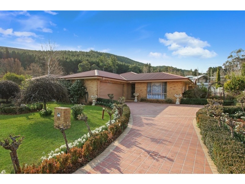 14 Norman Court, Bright VIC 3741