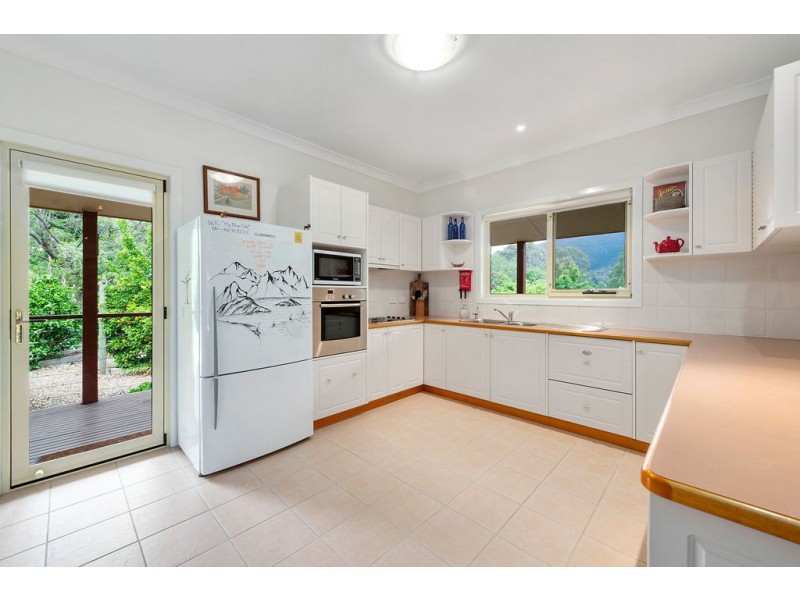 6 Clarkes Road, Wandiligong VIC 3744