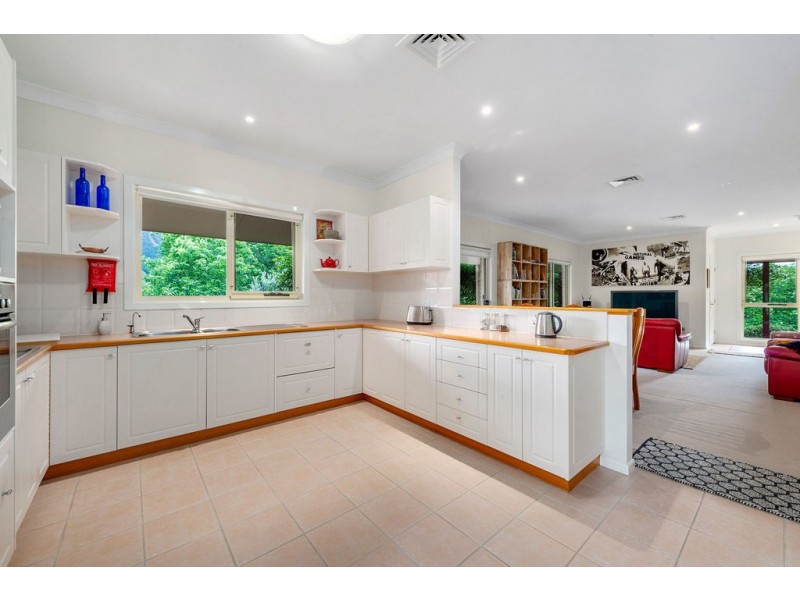 6 Clarkes Road, Wandiligong VIC 3744