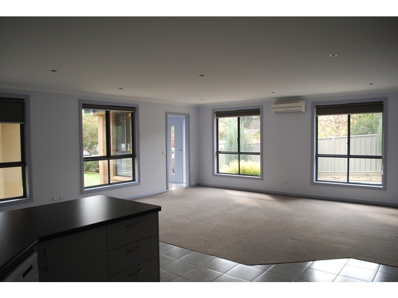 Unit 1/18 Thompson St, Bright VIC 3741