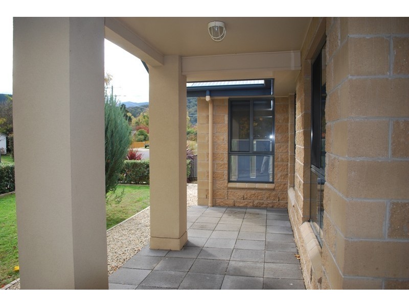 Unit 1/18 Thompson St, Bright VIC 3741