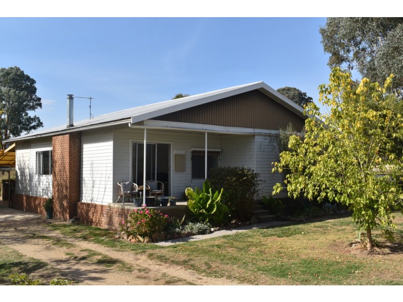 68 Powells Lane, Whorouly South VIC 3735