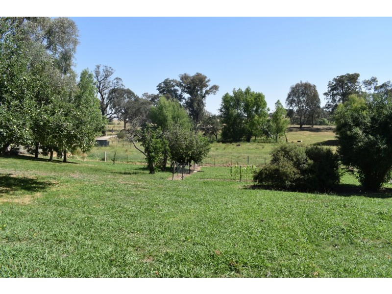 68 Powells Lane, Whorouly South VIC 3735