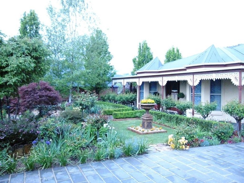 12 Walnut Grove, Bright VIC 3741