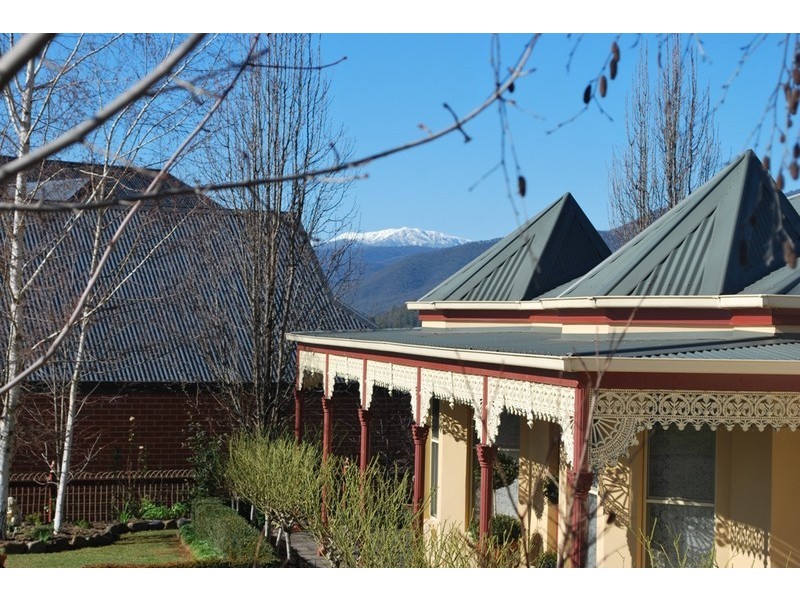 12 Walnut Grove, Bright VIC 3741