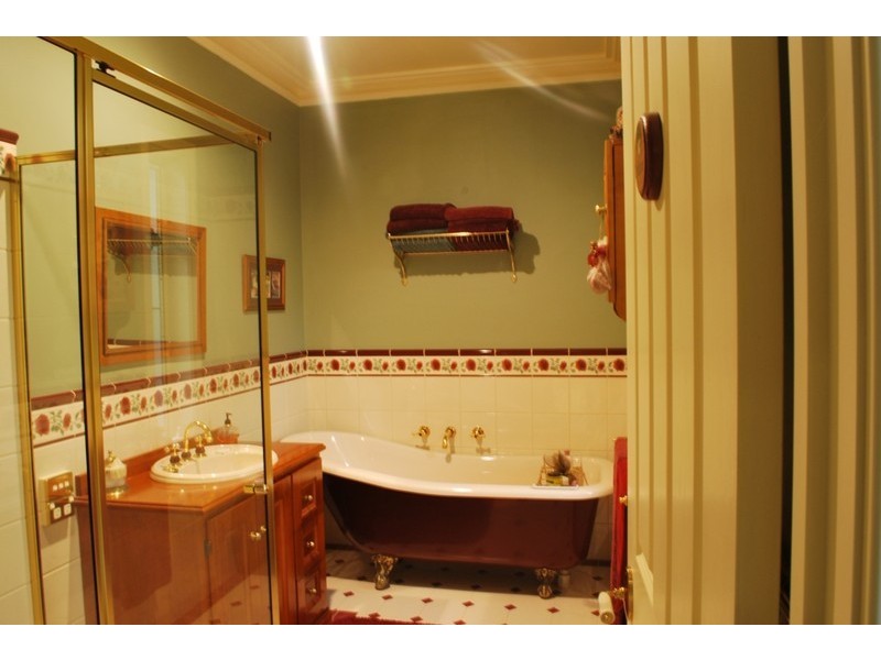 12 Walnut Grove, Bright VIC 3741