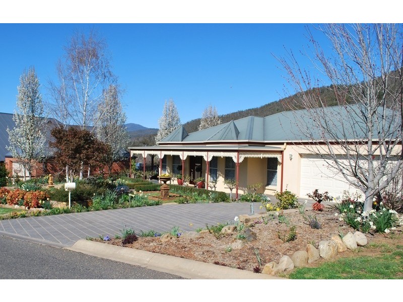 12 Walnut Grove, Bright VIC 3741