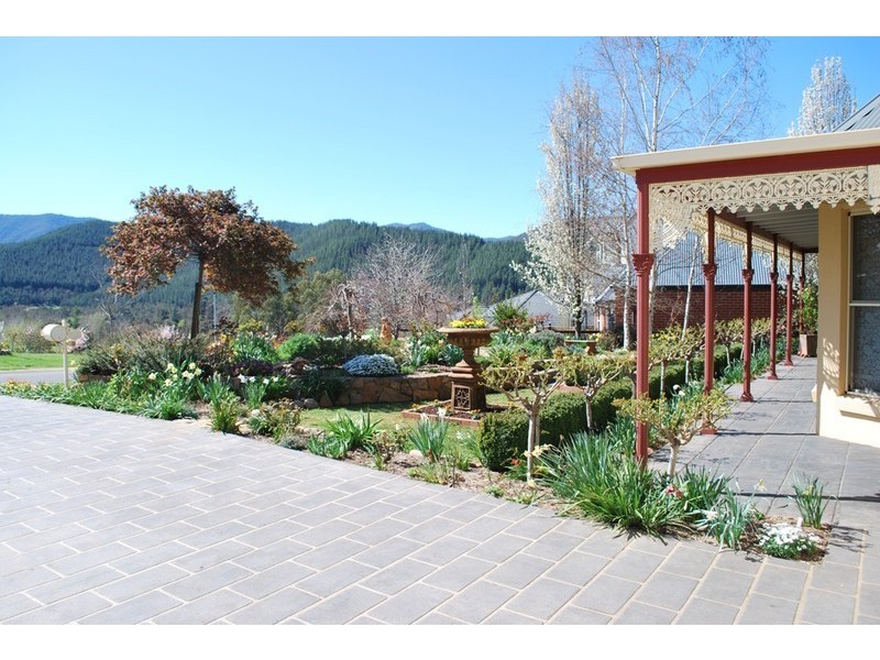 12 Walnut Grove, Bright VIC 3741