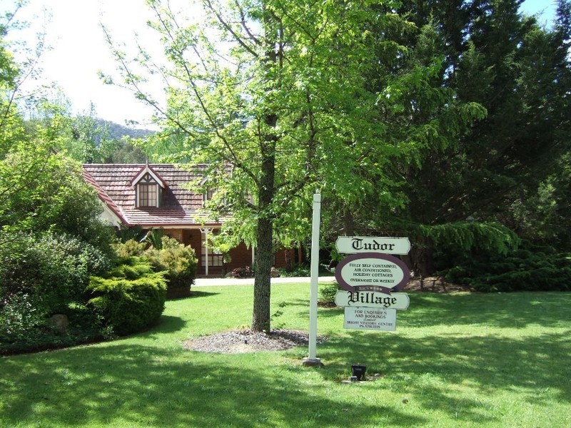 Unit 6 Tudor Village, Racecourse Rd, Bright VIC 3741